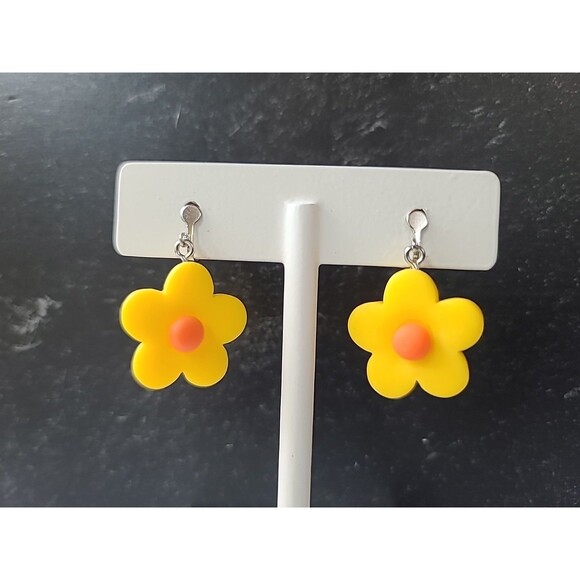 Daisy Flower Shaped Plastic Dangling Clip-on Earrings Vintage Costume Jewelry - Picture 1 of 10